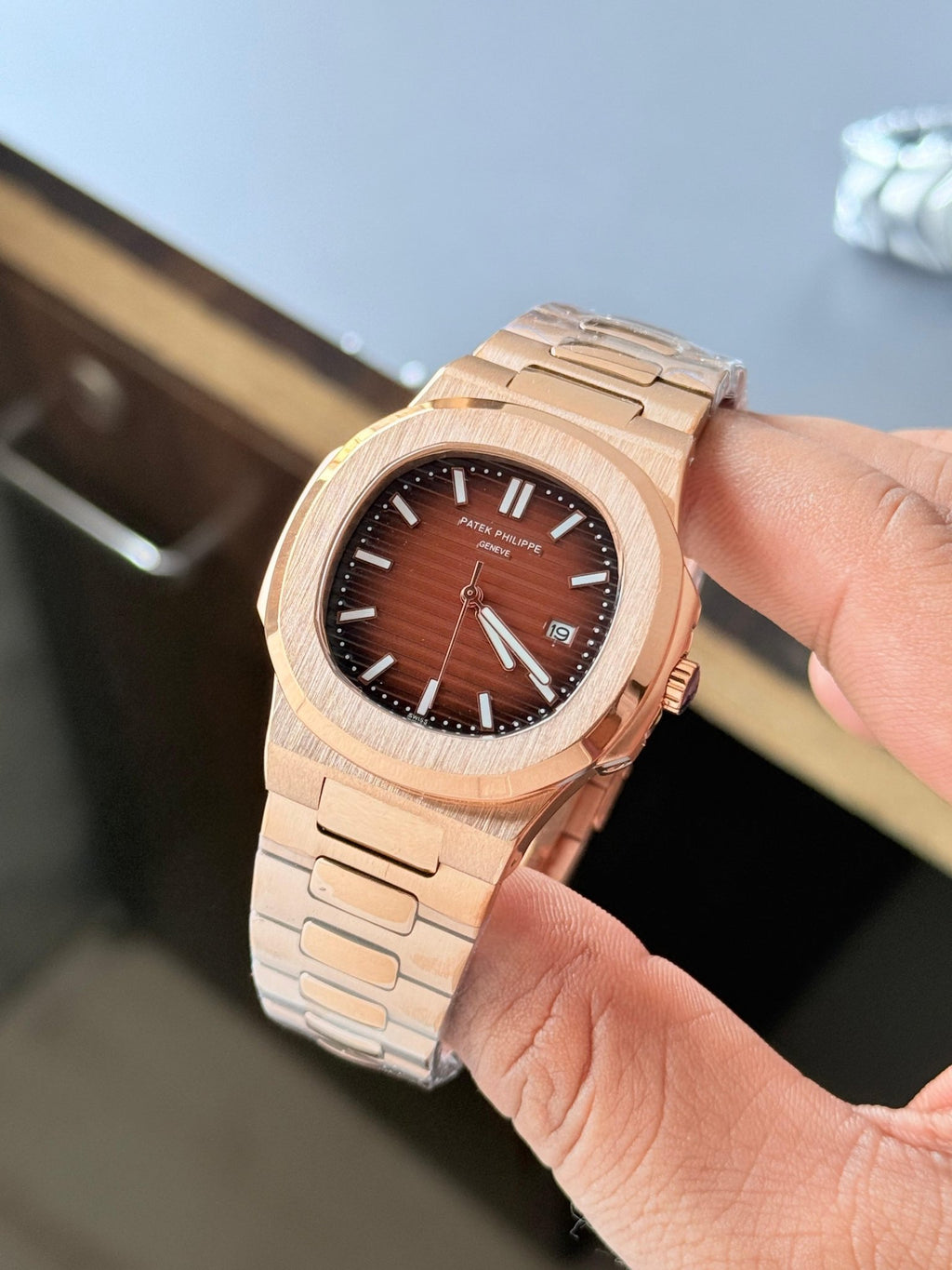 Patek Philippe nautilus quartz - ZypherPremium
