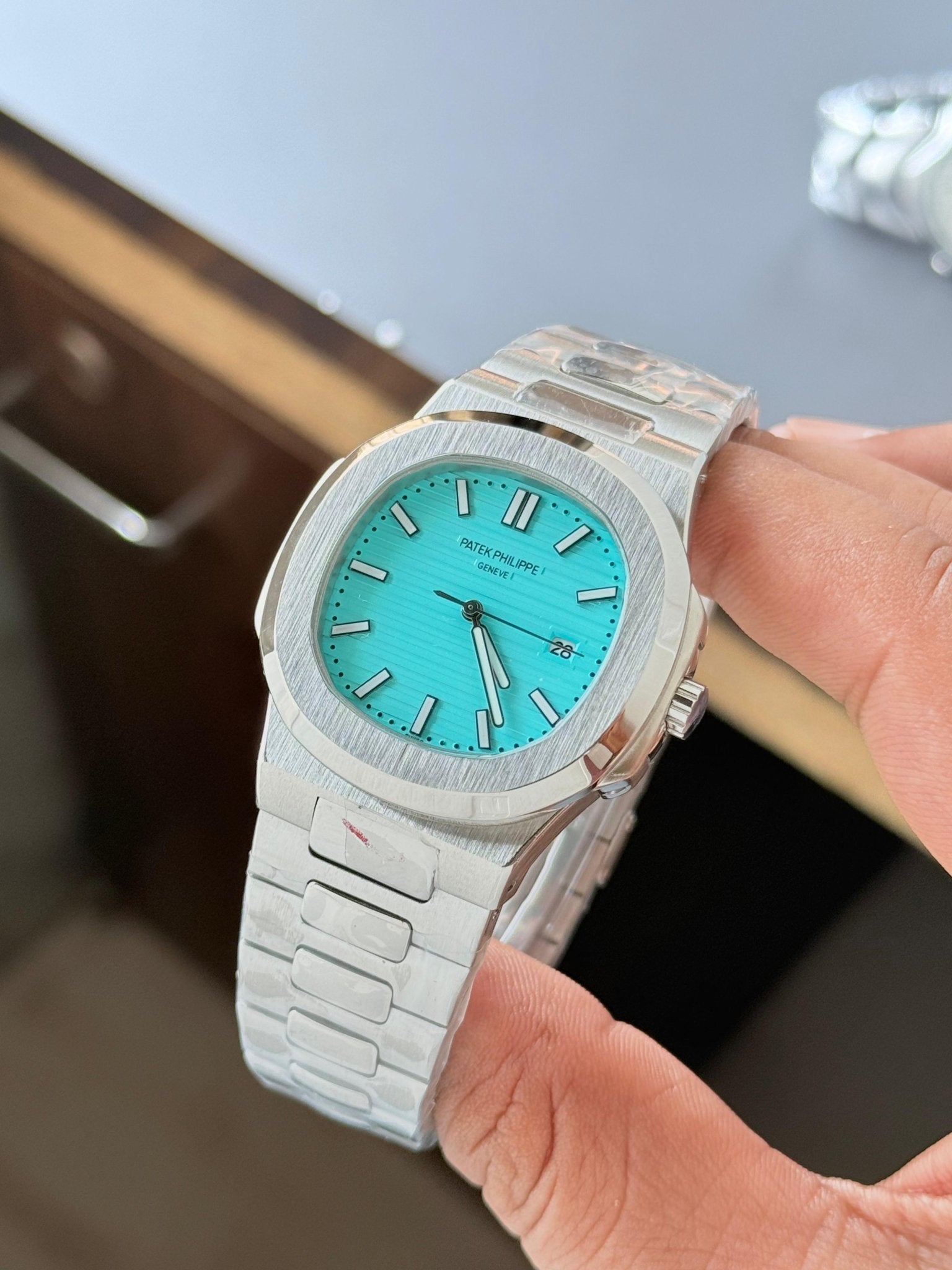 Patek Philippe nautilus quartz - ZypherPremium