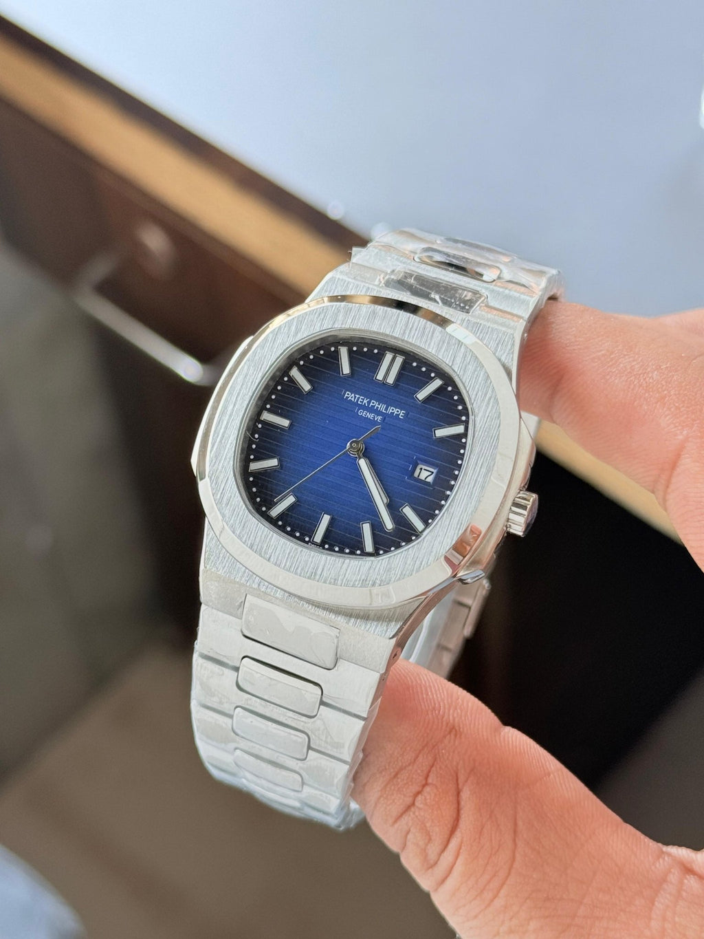 Patek Philippe nautilus quartz - ZypherPremium