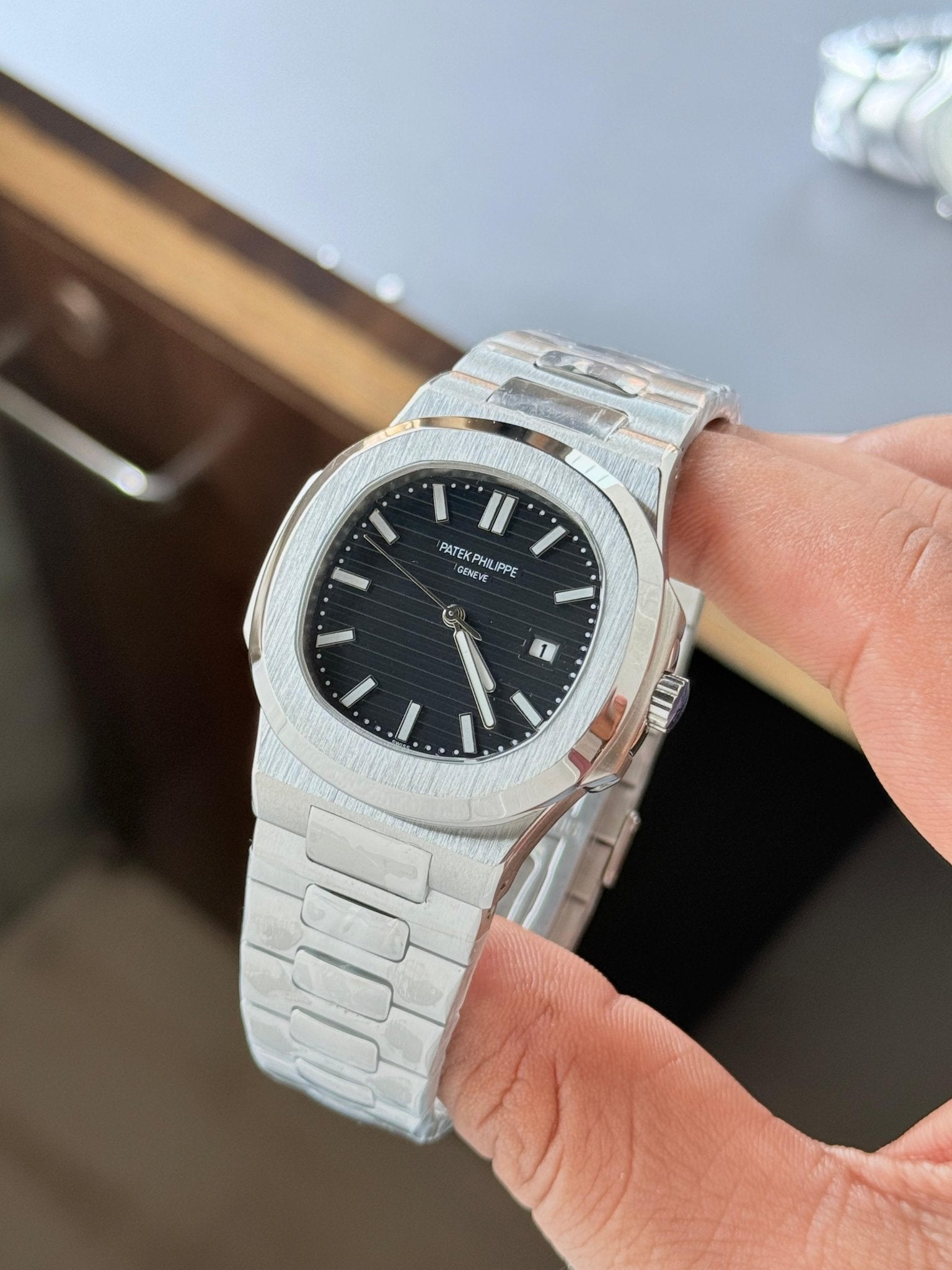Patek Philippe nautilus quartz - ZypherPremium